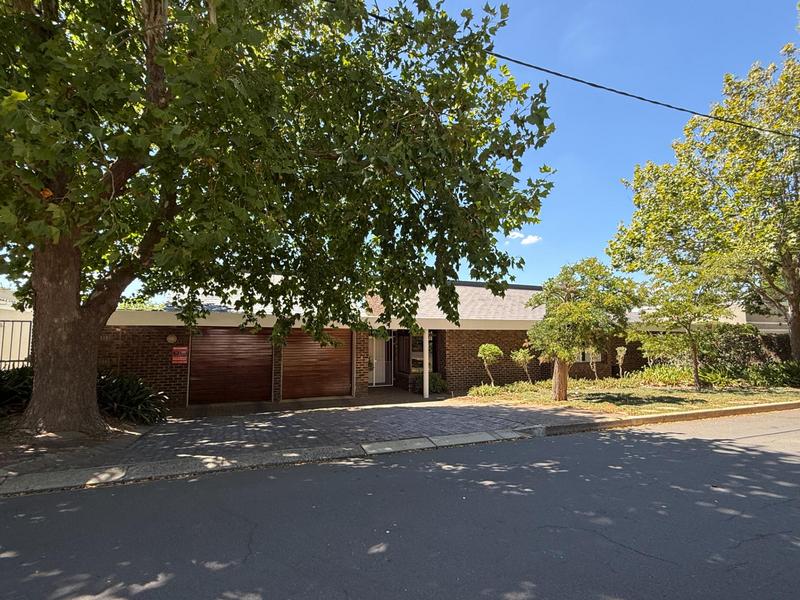 5 Bedroom Property for Sale in Bergzicht Western Cape